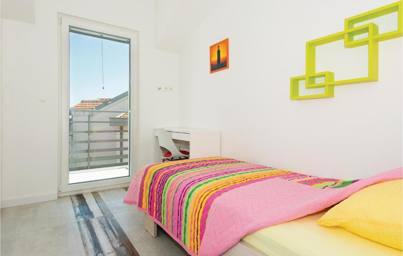 Cozy Apartment In Brodarica With Wifi Ngoại thất bức ảnh
